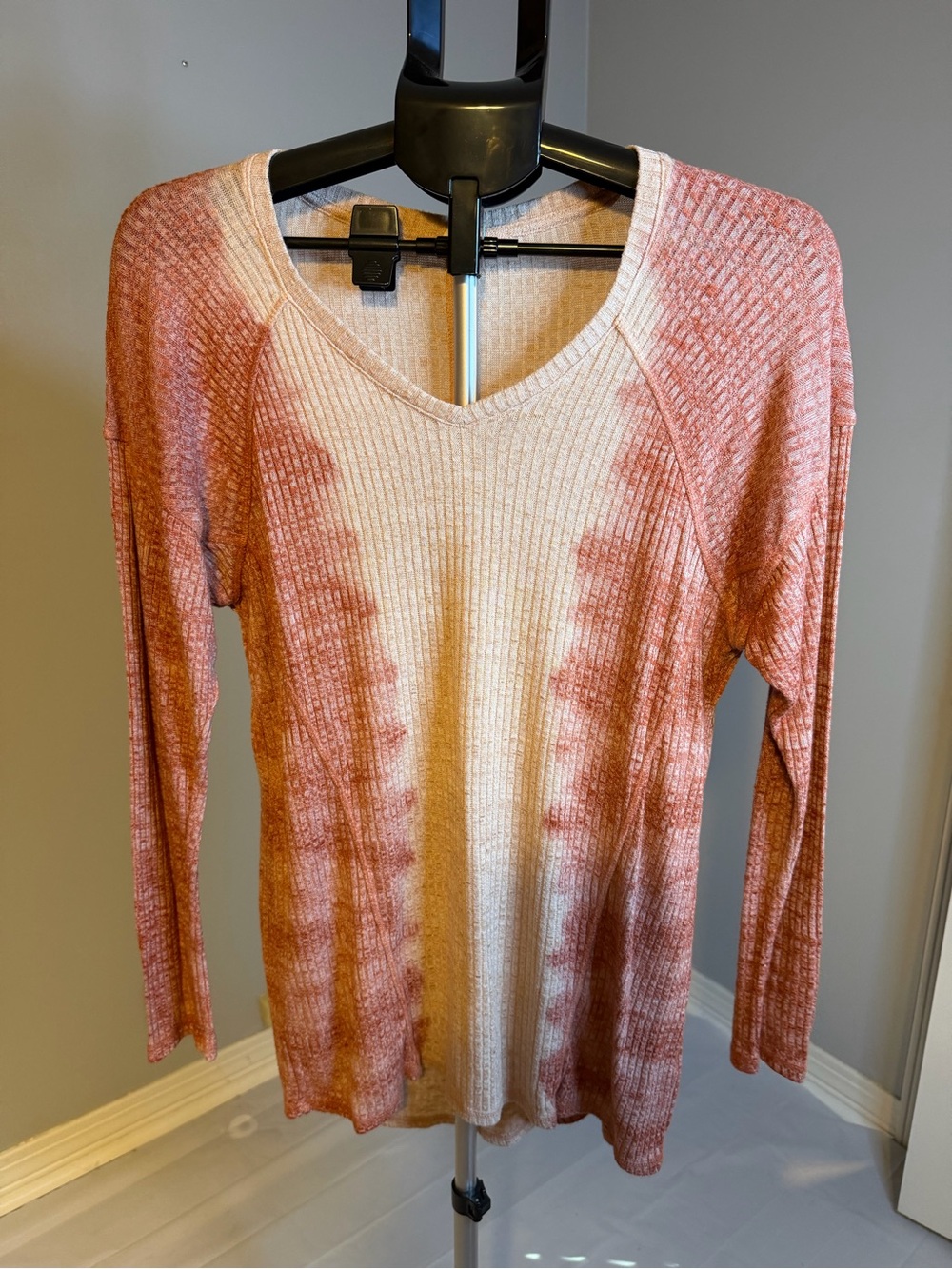 Women's V-Neck Long Sleeve Tie-Dye Top in Dusty Rose